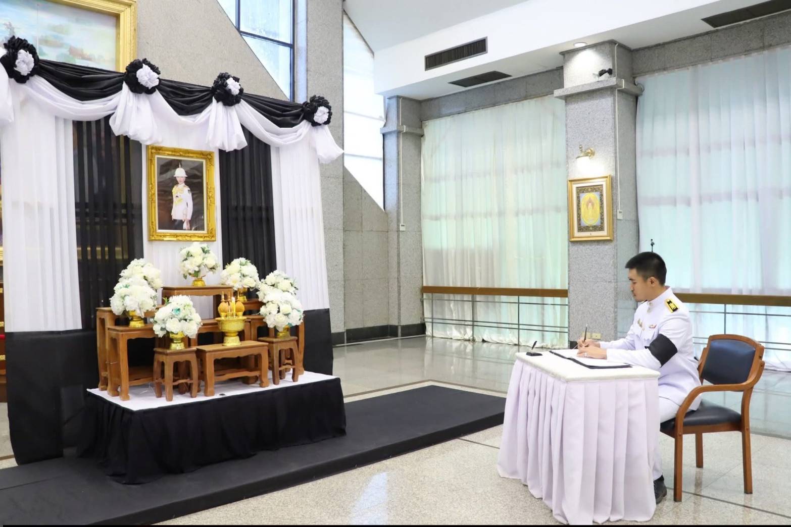 title - ศพส. จัดพิธีลงนามแสดงความอาลัยถวายแด่สมเด็จพระเจ้าลูกเธอ เจ้าฟ้าพัชรกิติยาภา นเรนทิราเทพยวดี กรมหลวงราชสาริณีสิริพัชร มหาวัชรราชธิดา ณ ศาลาพระมิ่งขวัญ ศูนย์ส่งเสริมและพัฒนาอาชีพเสริมนอกภาคการเกษตร (ศูนย์ศิลปาชีพบางไทรฯ (เดิม))